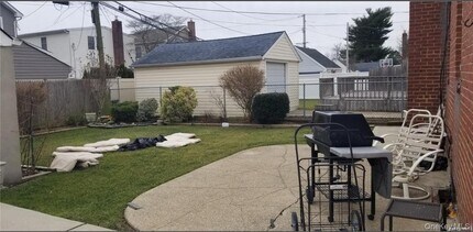 211 Brown St in Mineola, NY - Building Photo - Building Photo