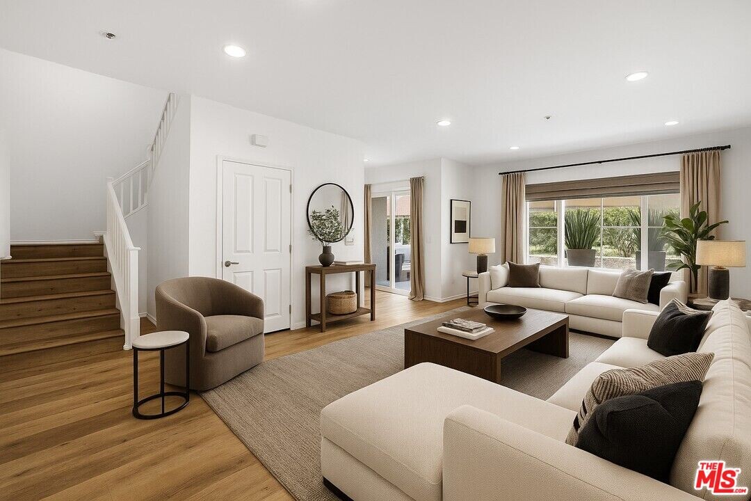 6020 S Seabluff Dr in Los Angeles, CA - Building Photo