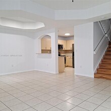 642 SW 106th Ave in Pembroke Pines, FL - Foto de edificio - Building Photo