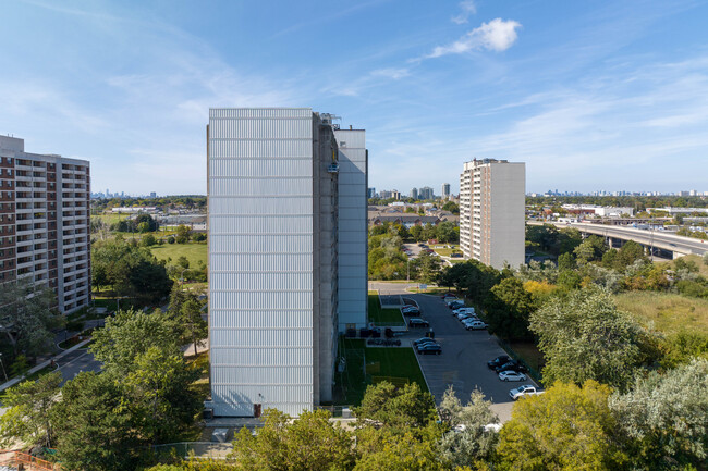 100 Prudential Dr in Toronto, ON - Building Photo - Building Photo