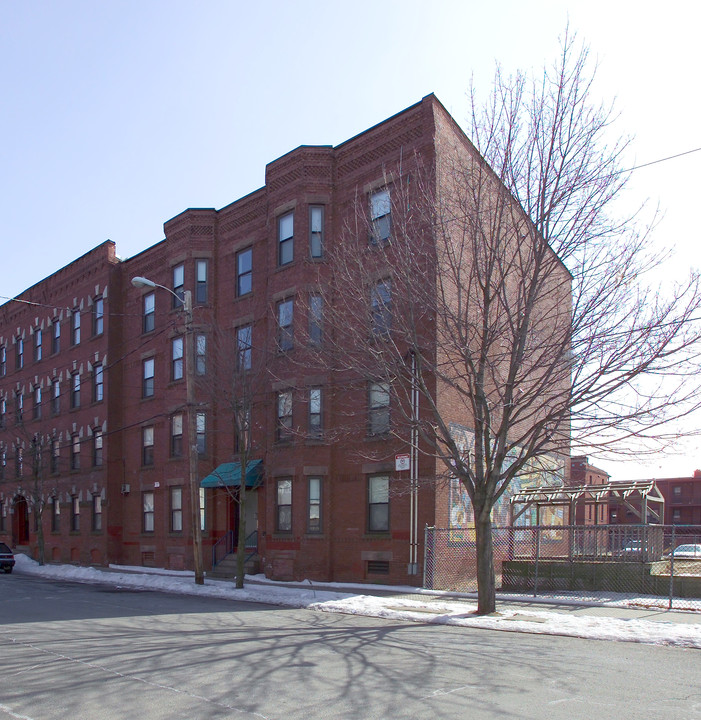 542 S Bridge St in Holyoke, MA - Building Photo