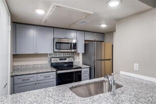 4621 Country Creek Dr in Dallas, TX - Building Photo