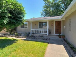 10644 Campana Way in Rancho Cordova, CA - Foto de edificio - Building Photo