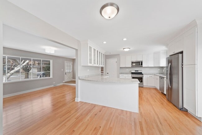 1560 Warbler Dr in Naperville, IL - Building Photo - Building Photo