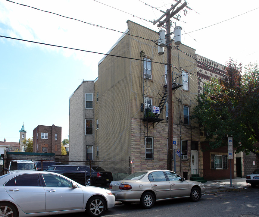 88 Wallis Ave in Jersey City, NJ - Foto de edificio