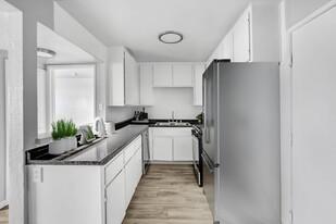 Valerio Palms in Van Nuys, CA - Building Photo