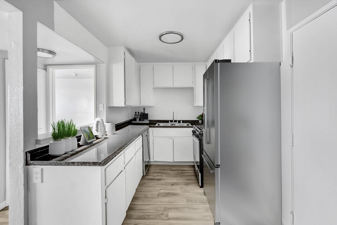 Valerio Palms in Van Nuys, CA - Building Photo