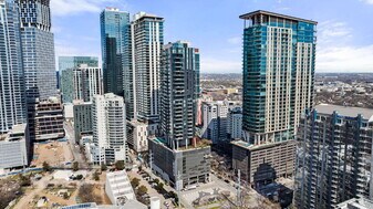 70 Rainey St in Austin, TX - Building Photo