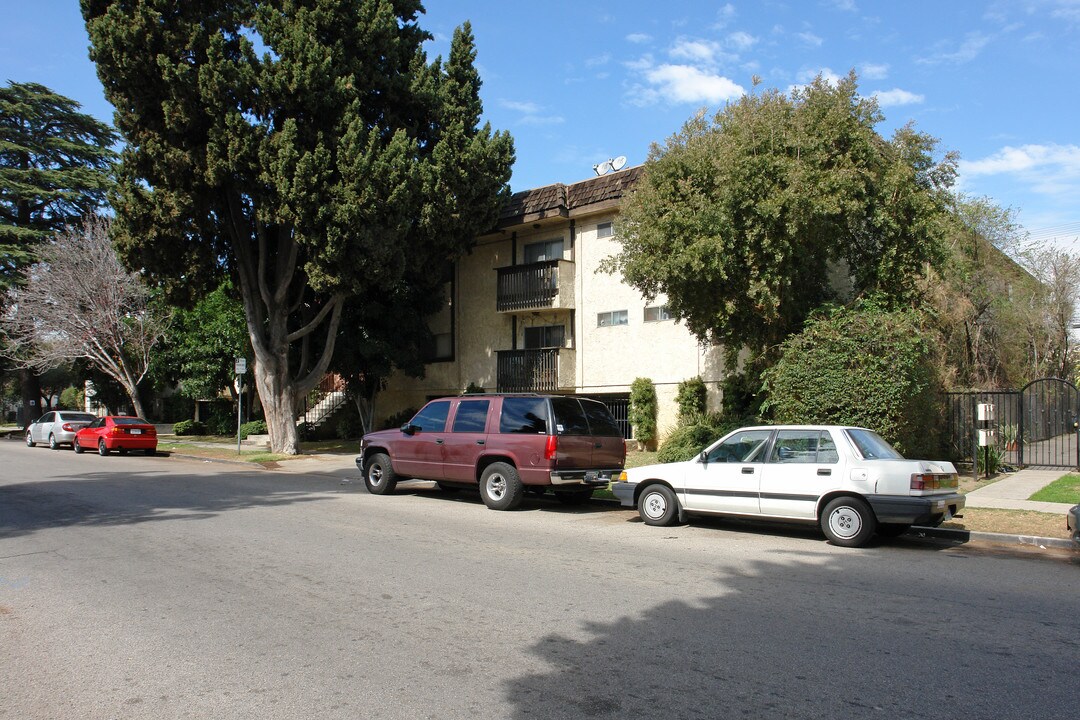 14333 Friar Street in Van Nuys, CA - Foto de edificio