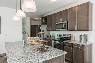 Village at Westland Cove Apartments in Knoxville, TN - Foto de edificio - Building Photo
