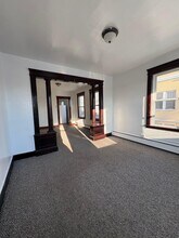 37 Eastwood Ave, Unit 2 in Waterbury, CT - Foto de edificio - Building Photo