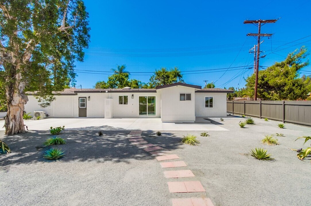 658 Las Flores Dr in San Marcos, CA - Building Photo