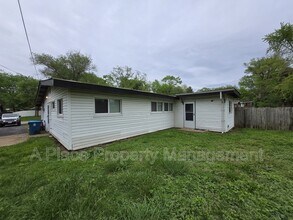 8322 Woodhurst Dr in Berkeley, MO - Building Photo - Building Photo