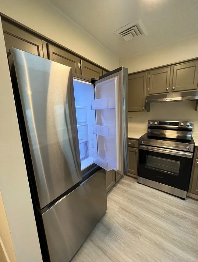 1204 Whitney Ave, Unit 501 in Hamden, CT - Building Photo - Building Photo