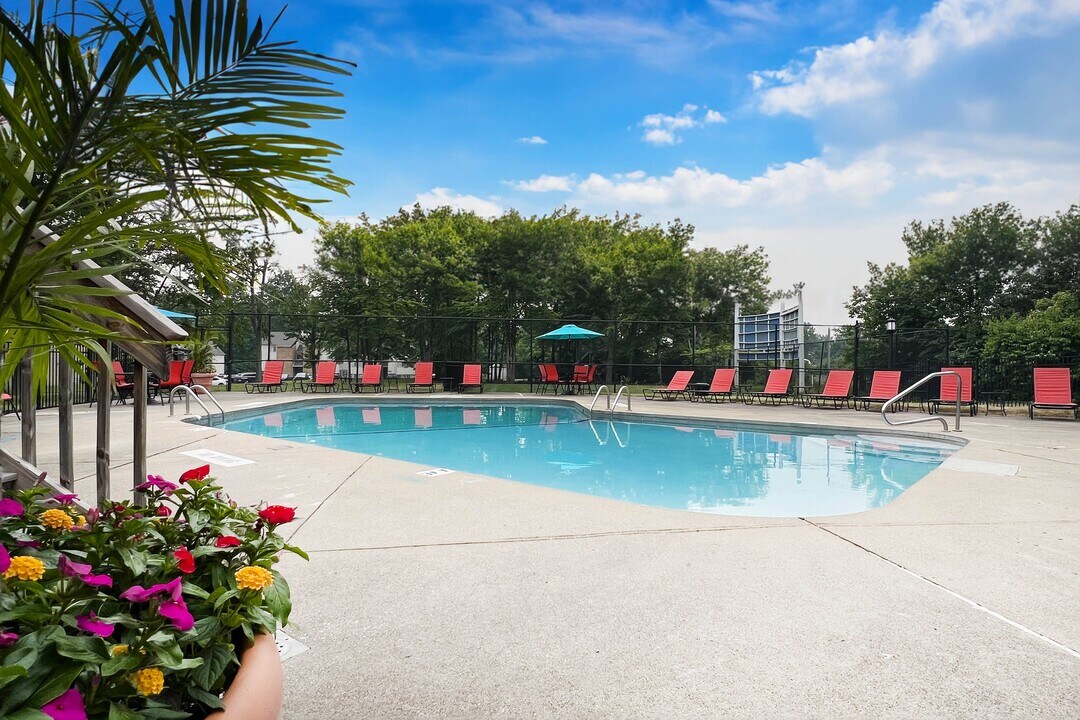 Hunter's Creek Apartments in Cincinnati, OH - Building Photo