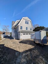 132 Narrows Rd, Unit 1 in Bristol, RI - Building Photo