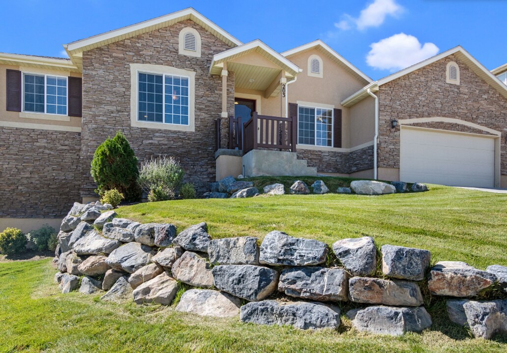 203 W Ferruginous Way in Saratoga Springs, UT - Building Photo