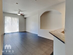 68 E Serene Ave, Unit 216 in Las Vegas, NV - Foto de edificio - Building Photo