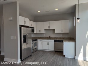 2200 Lyndhurst Ave-Unit -#204 in Charlotte, NC - Building Photo - Building Photo