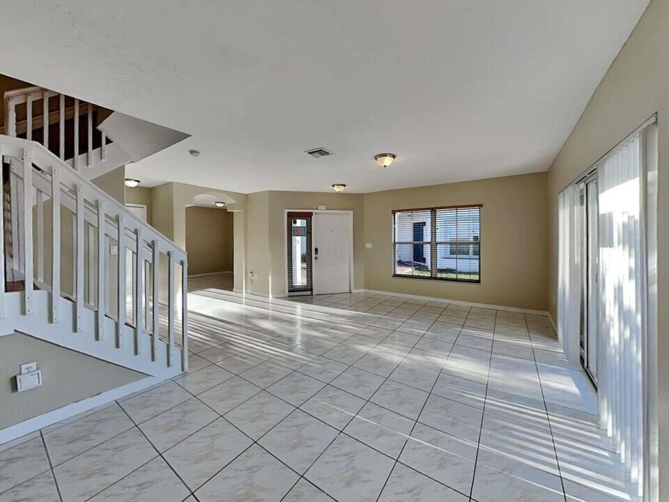 4856 NW 116th Ct in Doral, FL - Building Photo