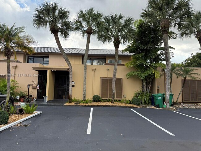 16005 Kingsmoor Way in Miami Lakes, FL - Building Photo - Building Photo