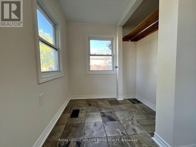 367 Hollywood Dr in Georgina, ON - Building Photo - Building Photo