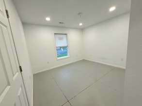 1102 Red Roof Dr in Huntingburg, IN - Foto de edificio - Building Photo