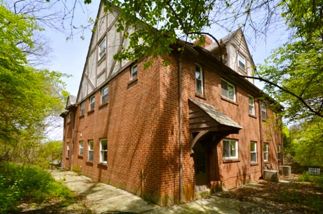 787 Ludlow Ave photo'