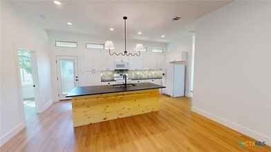 1108 Chestnut St in San Marcos, TX - Building Photo - Building Photo