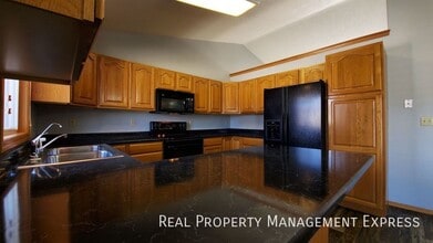 3 Bed 3 Bath Home with 2 Stall Attached Ga in Sioux Falls, SD - Foto de edificio - Building Photo