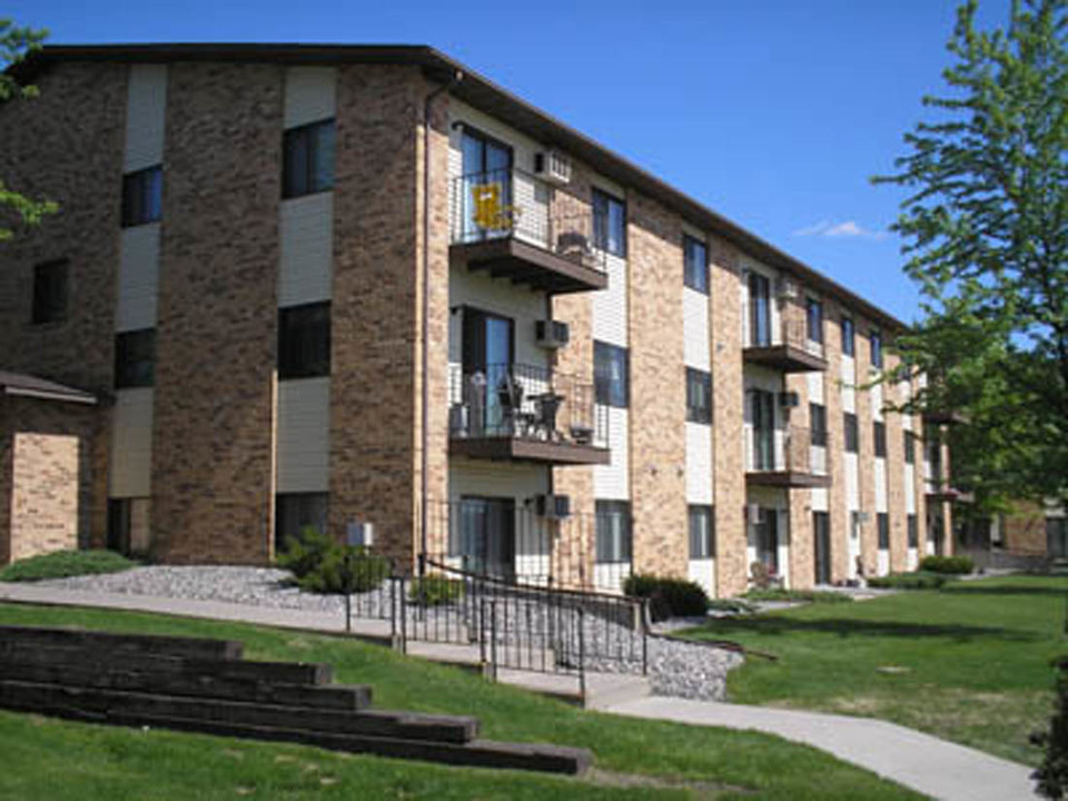 Granger Court in Fargo, ND - Building Photo