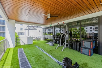Sanctuary in Doral, FL - Foto de edificio - Building Photo