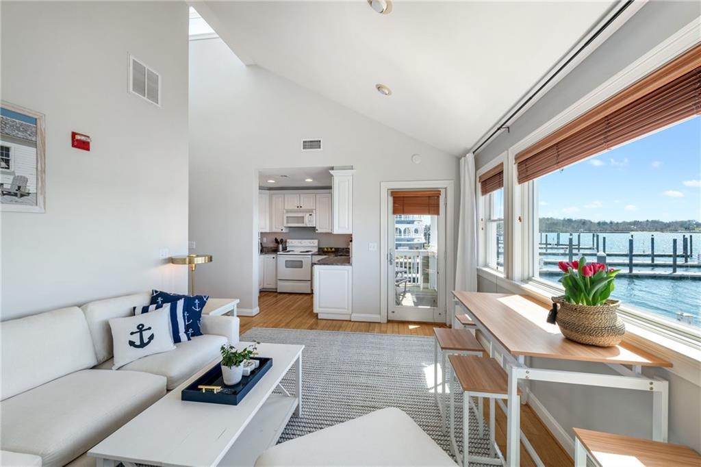 21 Brown and Howard Wharf in Newport, RI - Foto de edificio