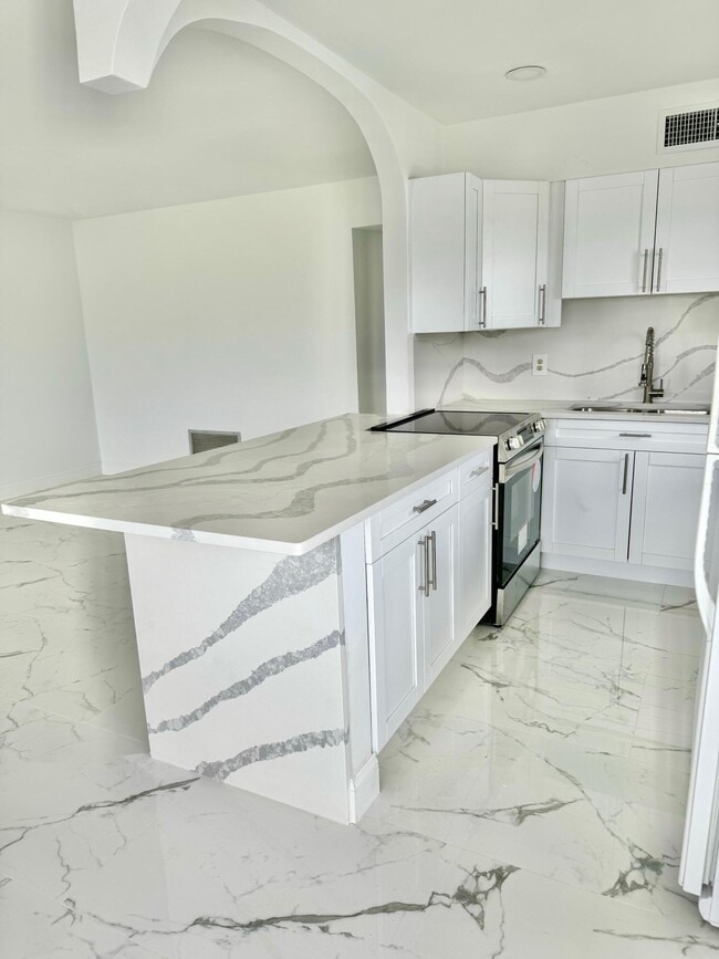 3080 Lake Osborne Dr in Lake Worth Beach, FL - Building Photo - Building Photo