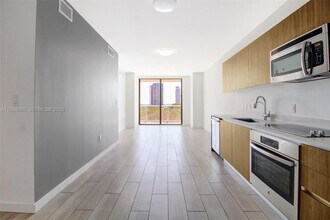 1600 SW 1st Ave, Unit 713 in Miami, FL - Building Photo - Building Photo