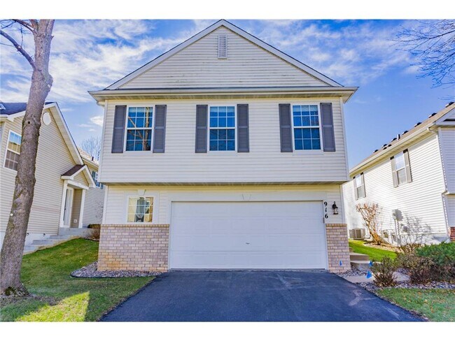 916 Parkside Blvd in Hopkins, MN - Foto de edificio - Building Photo