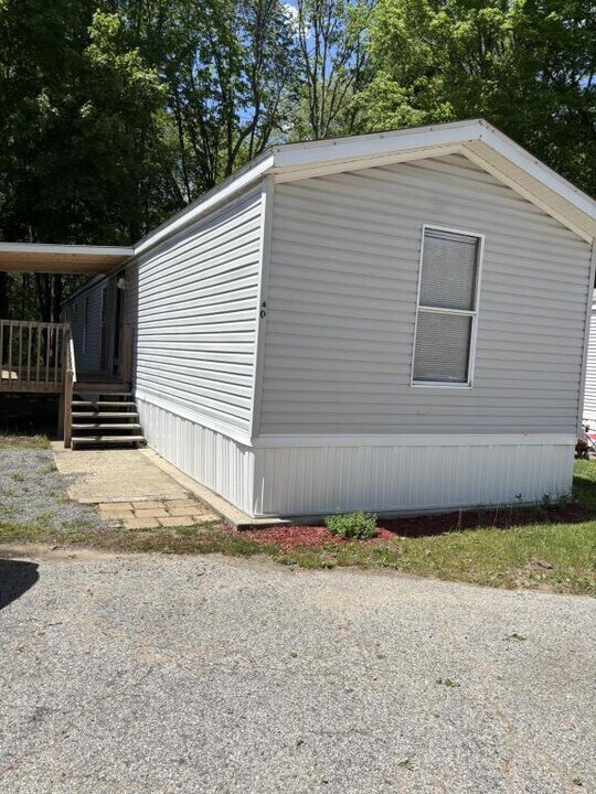 24054-2M-43 M-43 in Mattawan, MI - Building Photo