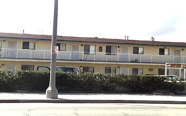 1221 N Wilmington Blvd in Wilmington, CA - Building Photo