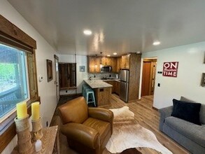 11869 Deerfield Dr-Unit -11869 Unit 2 in Truckee, CA - Building Photo - Building Photo