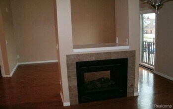 579 N Pontiac Trail in Walled Lake, MI - Building Photo - Building Photo