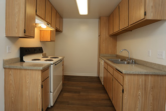 Cape Cod Apartments in Anaheim, CA - Foto de edificio - Interior Photo