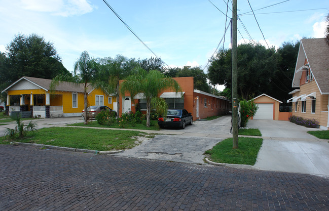 1010 Crescent Lake Dr in St. Petersburg, FL - Building Photo - Building Photo