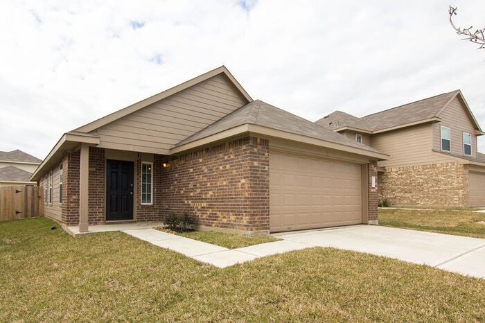 13807 Winding Path Ln in Willis, TX - Building Photo