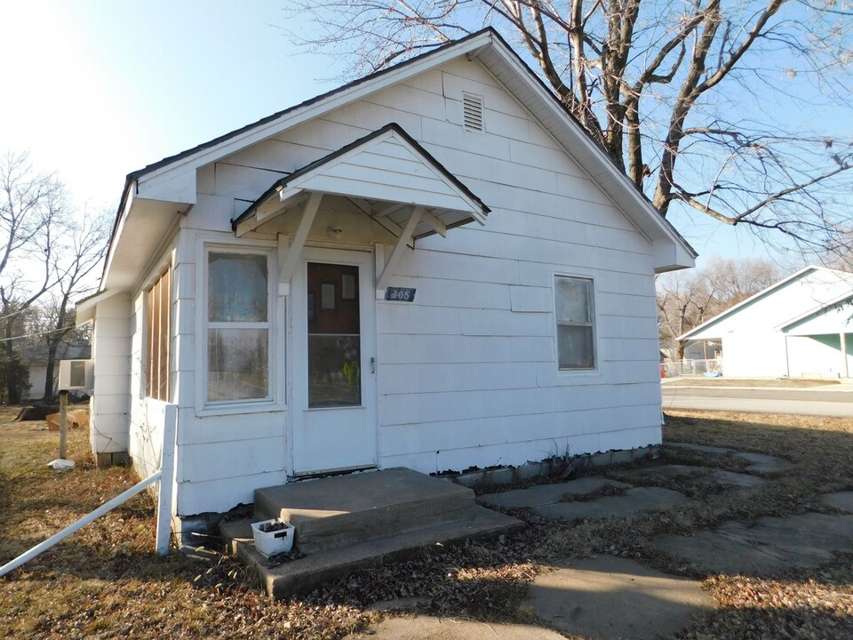 305 S Main St in Benton, KS - Building Photo