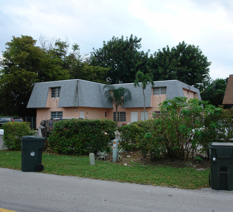 2400 SW 58th Mnr in Fort Lauderdale, FL - Building Photo