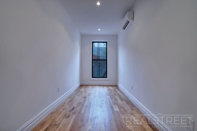 849A Greene Avenue in Brooklyn, NY - Foto de edificio - Floor Plan