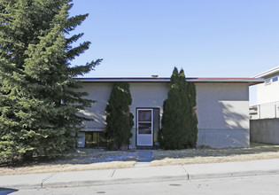 2001 Urquhart Rd NW in Calgary, AB - Building Photo - Building Photo