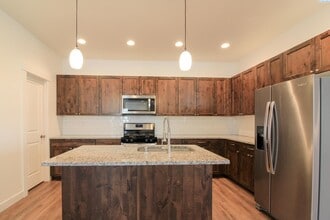 495 Bedrock Loop in West Richland, WA - Building Photo - Building Photo