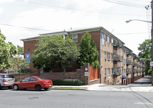 Stuyvesant Gardens in Irvington, NJ - Building Photo - Building Photo