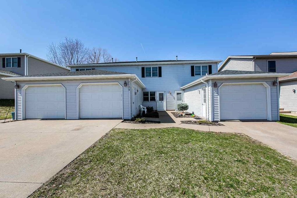 2139 Hummingbird Dr, Unit 2 in Dubuque, IA - Foto de edificio
